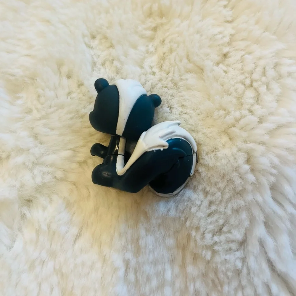 Littlest Pet Shop Dark Grey White Skunk With Green Eyes #253 - Picture 2 of 4